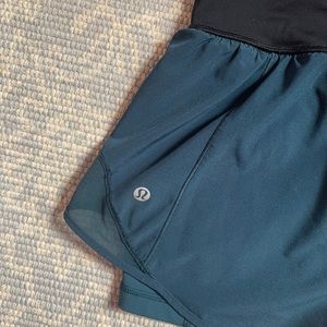 Lululemon Athletica 2.5” Hotty Hot Shorts, Size 6
